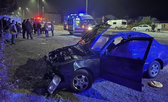 Önce bariyere, sonra duvara çarptı: Çok sayıda yaralı var